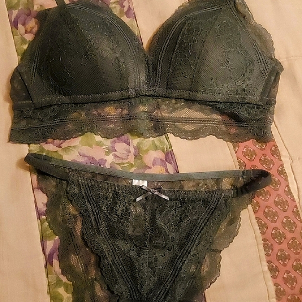Elegant Lace Bralette and Panty Set - Green
